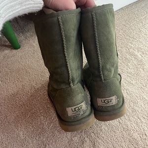UGG CLASSIC ARMY GREEN SHORT BOOTS